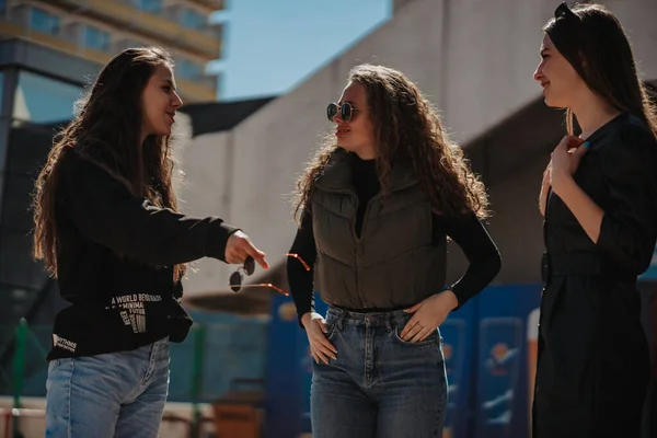 Drei Mädchen Hängen Der Stadt Herum Und Unterhalten Sich — Stockfoto