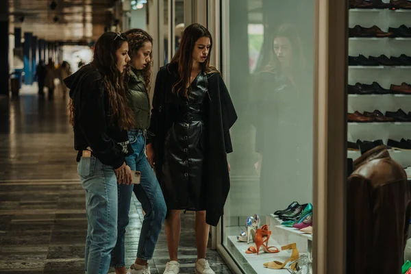 Meninas Olhando Para Janela Loja Shopping — Fotografia de Stock
