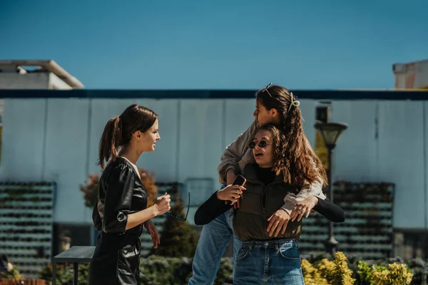 Три Девушки Разговаривают Длинноволосая Брюнетка Обнимает Подругу Время Разговора — стоковое фото