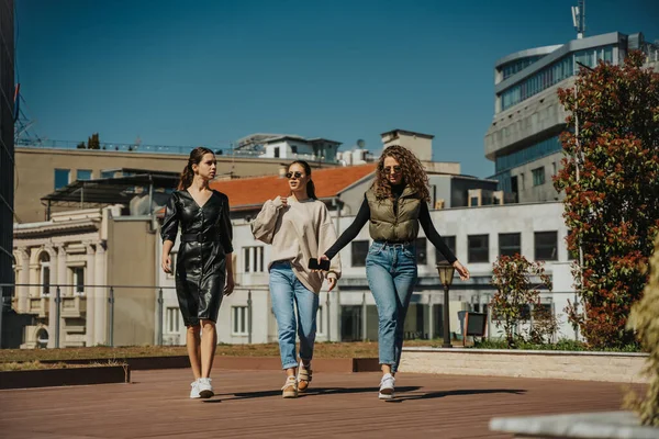 Três Raparigas Passear Cidade Curly Menina Cabelos Dançando Enquanto Caminha — Fotografia de Stock