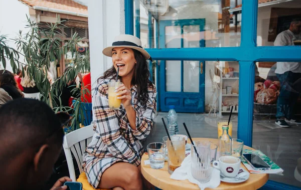 Όμορφη Τουρίστρια Κοπέλα Πίνοντας Χυμό Πορτοκαλιού Ενώ Κάθεται Στο Καφέ — Φωτογραφία Αρχείου