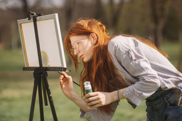 Close Beautiful Female Artist Red Hair Painting Easel While Standing — Stock Photo, Image