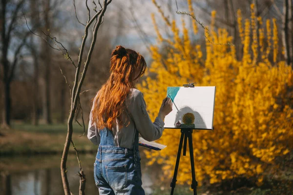 Parkta Dikilirken Tuvale Fırça Paletle Resim Yapan Kızıl Saçlı Kadını — Stok fotoğraf