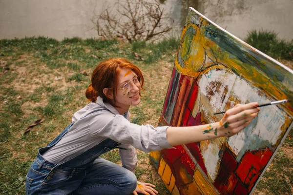 Detailní Záběr Krásné Dívky Červenými Vlasy Malování Velkém Plátně Úsměvem — Stock fotografie