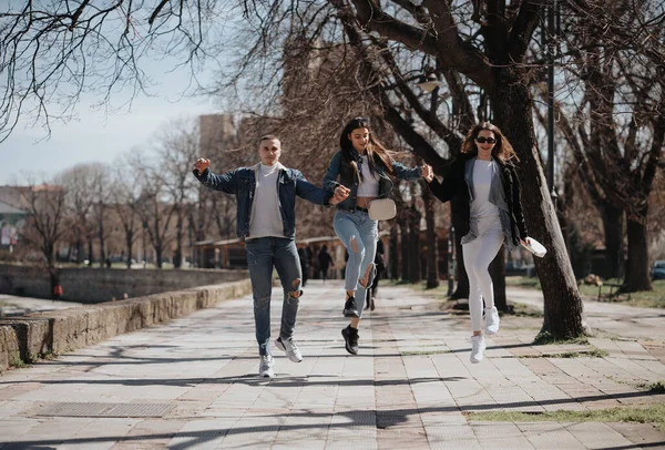 Τρεις Στενοί Φίλοι Διασκεδάζουν Πηδώντας Και Περπατώντας Στο Πάρκο — Φωτογραφία Αρχείου