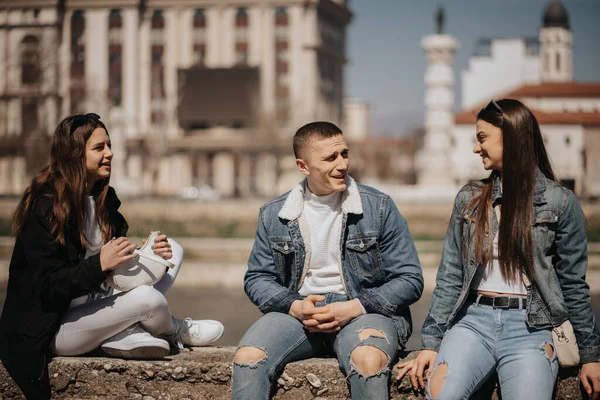 Primer Plano Tres Amigos Sonriendo Disfrutando Del Sol Afuera Mientras — Foto de Stock
