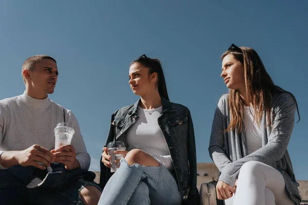 Close Três Amigos Conversando Enquanto Sentados Centro Cidade — Fotografia de Stock