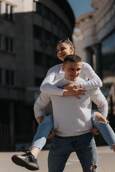 Menina Morena Bonita Abraçando Seu Namorado Enquanto Estava Centro Cidade — Fotografia de Stock