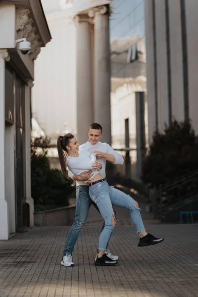 Tolles Paar Das Vor Den Großen Gebäuden Tanzt Und Spaß — Stockfoto