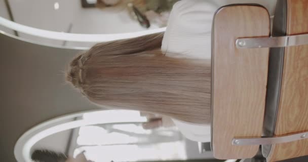Orijinal Saç Saç Eklentilerini Karıştırmak Profesyonel Kuaförde Güzellik Dikey Video — Stok video