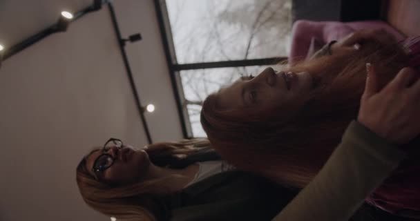 Saç Modelleme Stüdyosundaki Kızıl Kız Saçını Yaptırıyor Yakın Çekim Kamyonculuk — Stok video