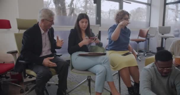 Άνθρωποι Κάθονται Μαζί Και Μοιράζονται Ιδέες Για Μέλλον Της Εταιρείας — Αρχείο Βίντεο