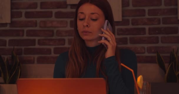 Mulher Negócios Falando Telefone Enquanto Trabalhava Uma Área Sala Jantar — Vídeo de Stock