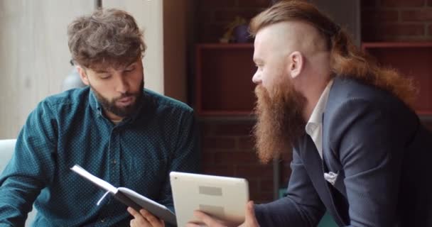 Két Férfi Kolléga Üzleti Beszélgetést Folytat Ebédlőben Varangy Narancs Fuvarozás — Stock videók