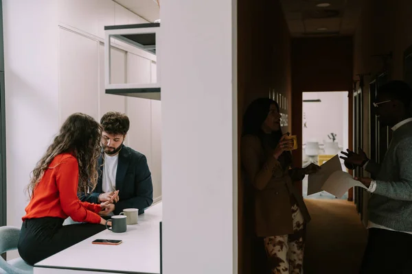 Wielorasowe Pary Flirtują Podczas Przerwy Pracy Biurze — Zdjęcie stockowe