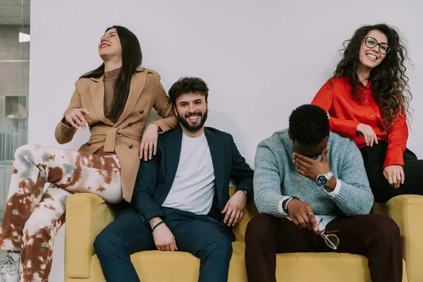 Multiraciale Collega Lachen Hebben Plezier Aan Het Einde Van Dienst — Stockfoto