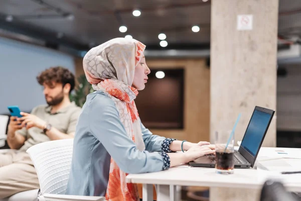 Junges Mädchen Hijab Arbeitet Büro Ihrem Laptop — Stockfoto