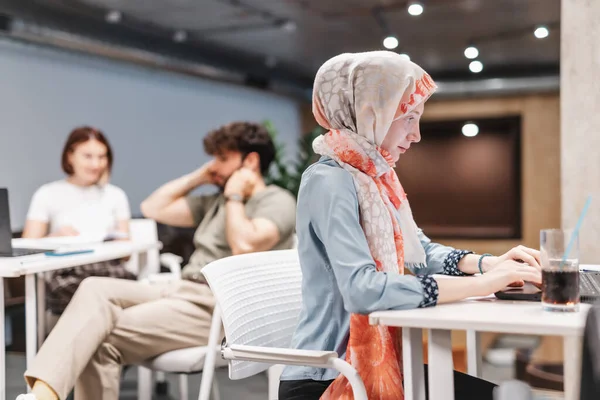 Young Girl Hijab Working Her Laptop Office — Stock Photo, Image