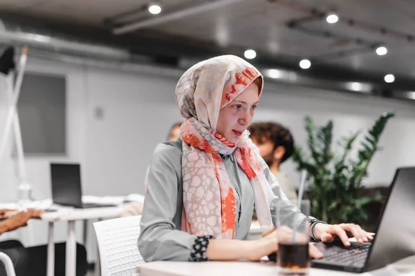 Jong Meisje Een Hijab Werken Haar Laptop Het Kantoor — Stockfoto