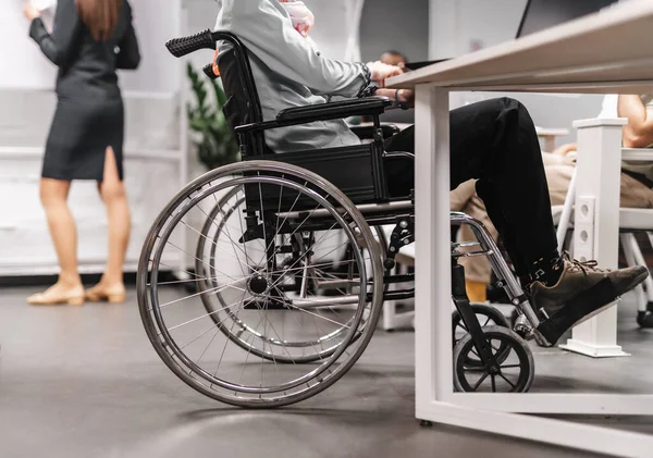 Osoba Wózku Inwalidzkim Pracująca Laptopie Biurze — Zdjęcie stockowe