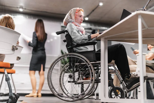 Ofiste Dizüstü Bilgisayarıyla Çalışan Tekerlekli Sandalyede Oturan Genç Bir Kız — Stok fotoğraf
