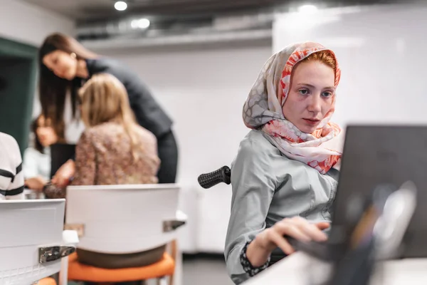 Menina Uma Cadeira Rodas Usando Hijab Trabalhando Seu Laptop Escritório — Fotografia de Stock