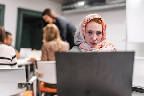 히잡을 휠체어에 사무실에서 노트북으로 일하는 — 스톡 사진