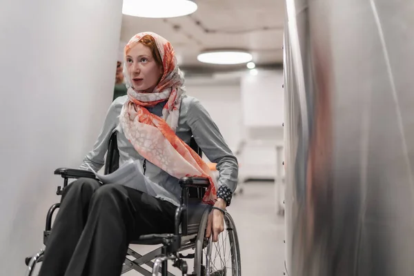 Mladá Krásná Dívka Hidžábu Tlačí Sama Invalidním Vozíku Kanceláři — Stock fotografie