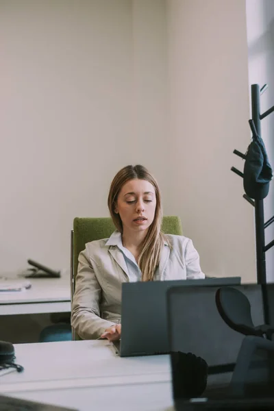 Όμορφη Ξανθιά Επιχειρηματίας Πληκτρολογώντας Στο Laptop Της Ενώ Κάθεται Στο — Φωτογραφία Αρχείου
