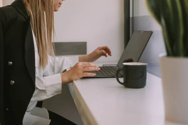 사무실 책상에 금발의 사업가가 노트북으로 타자를 모습을 클로즈업 — 스톡 사진