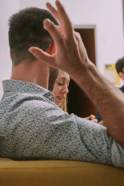 近距离拍摄的男性向他的女性同事解释某事 并用他的手摆姿势 她在笑 — 图库照片