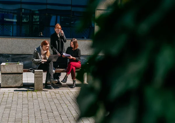 Punapää Liikenainen Yrittää Auttaa Kollegoitaan Päivittäisissä Tehtävissään Kun Ottaa Puhelun — kuvapankkivalokuva