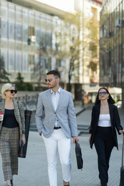 Tre Affärsmän Med Solglasögon Går Tillsammans — Stockfoto