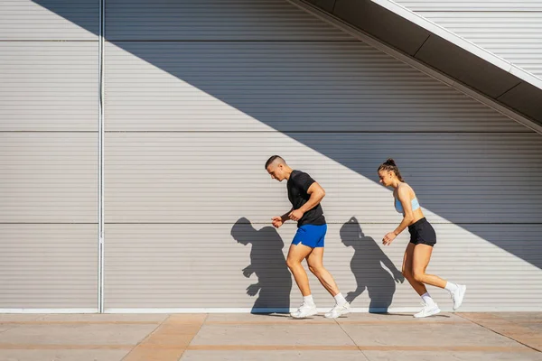 Güzel Bir Spor Çifti Güneşli Bir Günde Dışarıda Birlikte Koşuyor — Stok fotoğraf
