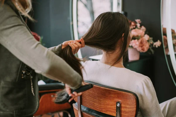 Zbliżenie Fryzjer Szczotkowanie Jej Klienci Brązowe Włosy Podczas Stojąc Studio — Zdjęcie stockowe