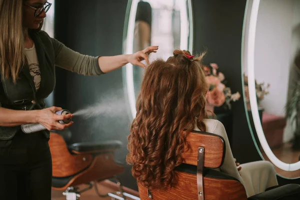 クライアントの髪をスプレー 美容室での美容室 — ストック写真