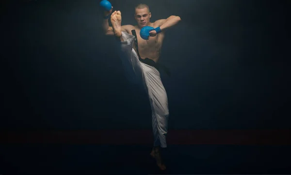 Gut Aussehender Karate Junge Beim Mae Geri Training Karate Studio — Stockfoto
