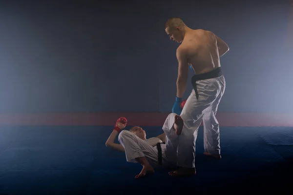 Hombre Karate Luchando Contra Colega Karate Femenino Estudio Karate — Foto de Stock