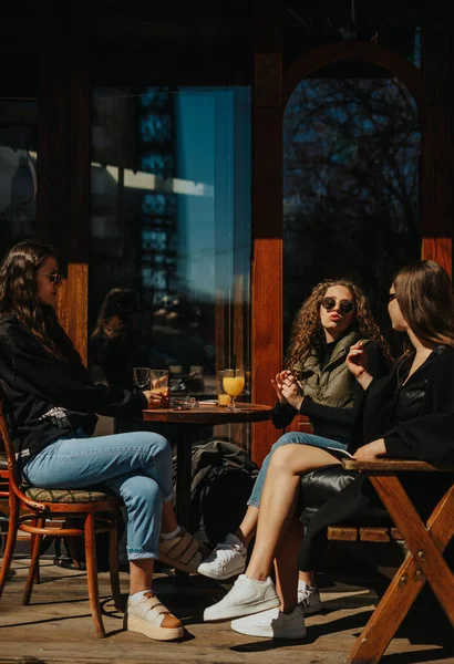 美しい晴れた日にコーヒーバーに座っている3人の美しい女の子の写真 — ストック写真