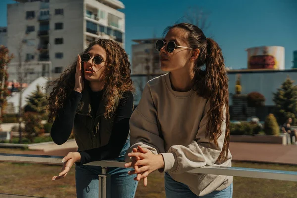 Dos Hermosas Chicas Apoyadas Una Cerca Blanca Parque Están Buscando — Foto de Stock