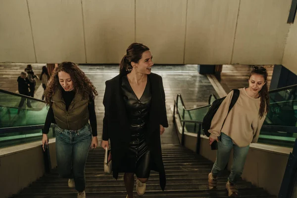 Hermosas Chicas Hablando Riendo Mientras Caminan Arriba Centro Comercial — Foto de Stock