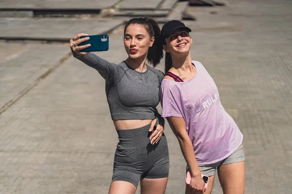 Splendide Sorridenti Sportive Che Fanno Selfie Prima Allenarsi Città Una — Foto Stock