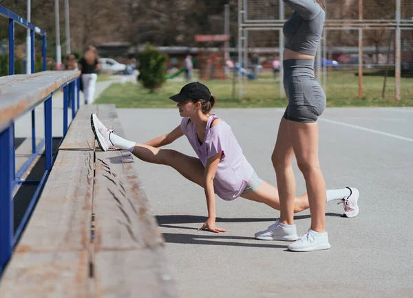 Superbe Sportive Flexible Travaillant Dans Parc Avec Son Amie Féminine — Photo