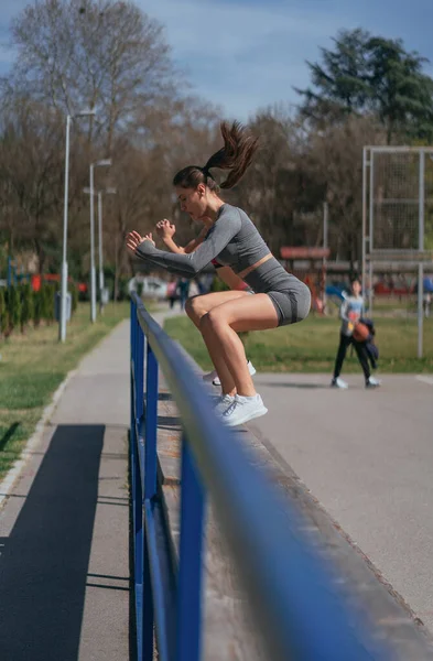 Aktivní Ženské Sportovní Lidé Dělají Skoky Lavičce Parku Krásného Slunečného — Stock fotografie