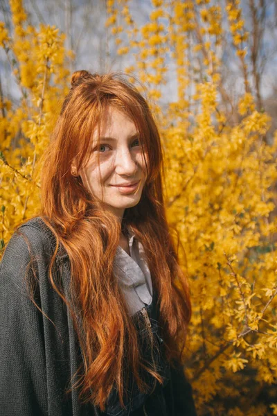 Close Beautiful Woman Fiery Red Hair Posing Front Vibrant Field — Stock Photo, Image