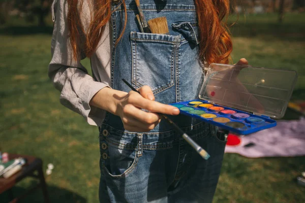 Red Head Artist Overalls Holding Palette Paintbrushes While Standing Park — Stock Photo, Image