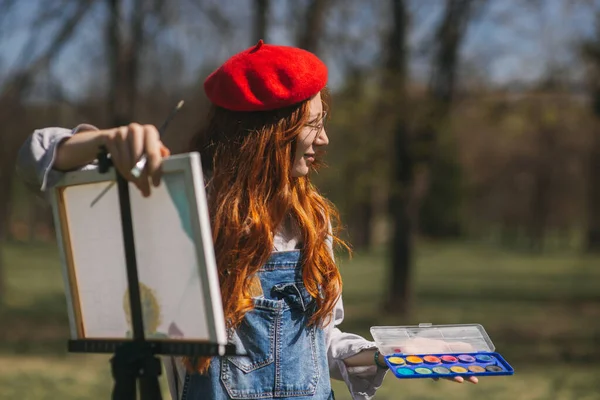 Beautiful Ginger Girl Holding Palette Painting Looking Away Park — Stock Photo, Image