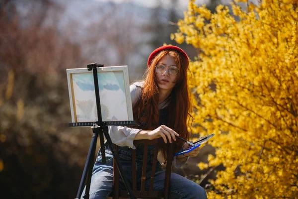 Beautifl Imbir Malarz Dziewczyna Patrząc Coś Podczas Malowania Siedzi Parku — Zdjęcie stockowe