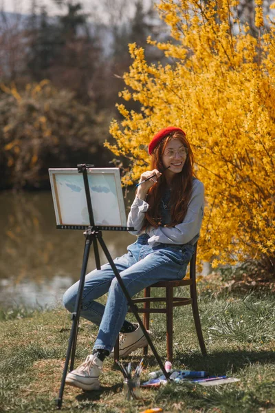 Krásná Malířka Rudými Vlasy Usmívá Dívá Stranou Zatímco Sedí Parku — Stock fotografie