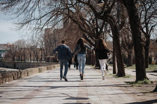 Três Melhores Amigos Divertindo Enquanto Pulam Caminham Parque Cidade — Fotografia de Stock